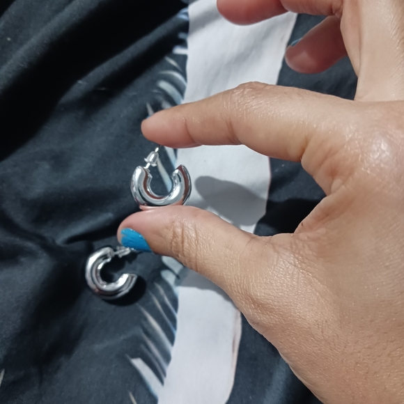 Women Silver Fashion Super mini Hoop Earrings - Picture 6 of 8